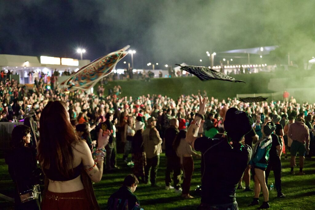 crowdvibing To label an INZO performance as simply a “concert” would be an understatement. An INZO set is an experience — an opportunity to ground yourself, to reconnect, and to witness the emotional depth that bass music can offer. Known for his signature introspective sound, INZO and his team transformed Mesa Amphitheatre into a space that balanced serenity and energy in perfect harmony.