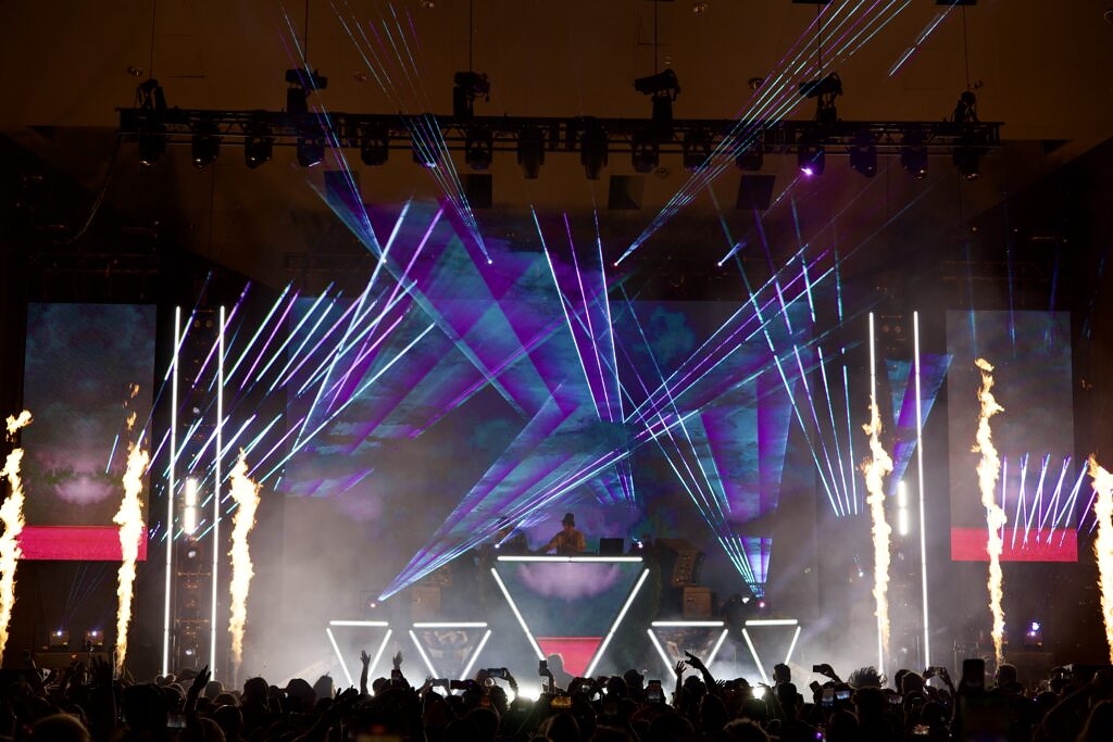 fullproduction To label an INZO performance as simply a “concert” would be an understatement. An INZO set is an experience — an opportunity to ground yourself, to reconnect, and to witness the emotional depth that bass music can offer. Known for his signature introspective sound, INZO and his team transformed Mesa Amphitheatre into a space that balanced serenity and energy in perfect harmony.