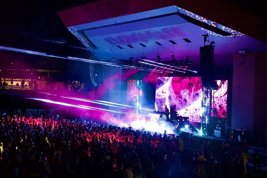 rearstage To label an INZO performance as simply a “concert” would be an understatement. An INZO set is an experience — an opportunity to ground yourself, to reconnect, and to witness the emotional depth that bass music can offer. Known for his signature introspective sound, INZO and his team transformed Mesa Amphitheatre into a space that balanced serenity and energy in perfect harmony.